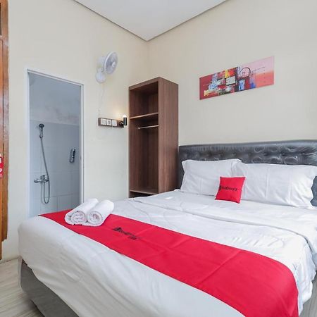 Hotel Reddoorz At Wr Supratman Batu Batu  Esterno foto