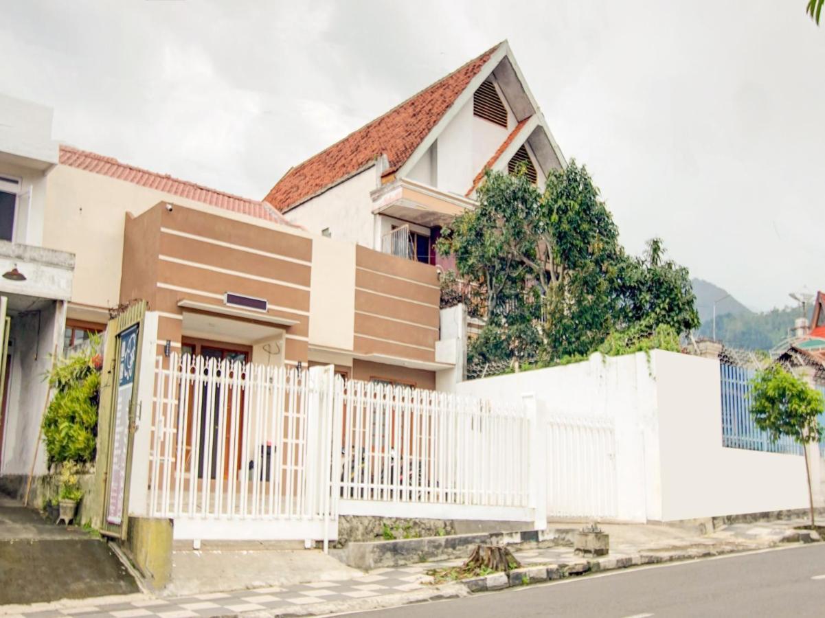 Hotel Reddoorz At Wr Supratman Batu Batu  Esterno foto