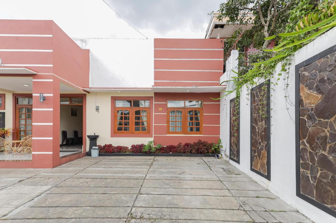 Hotel Reddoorz At Wr Supratman Batu Batu  Esterno foto
