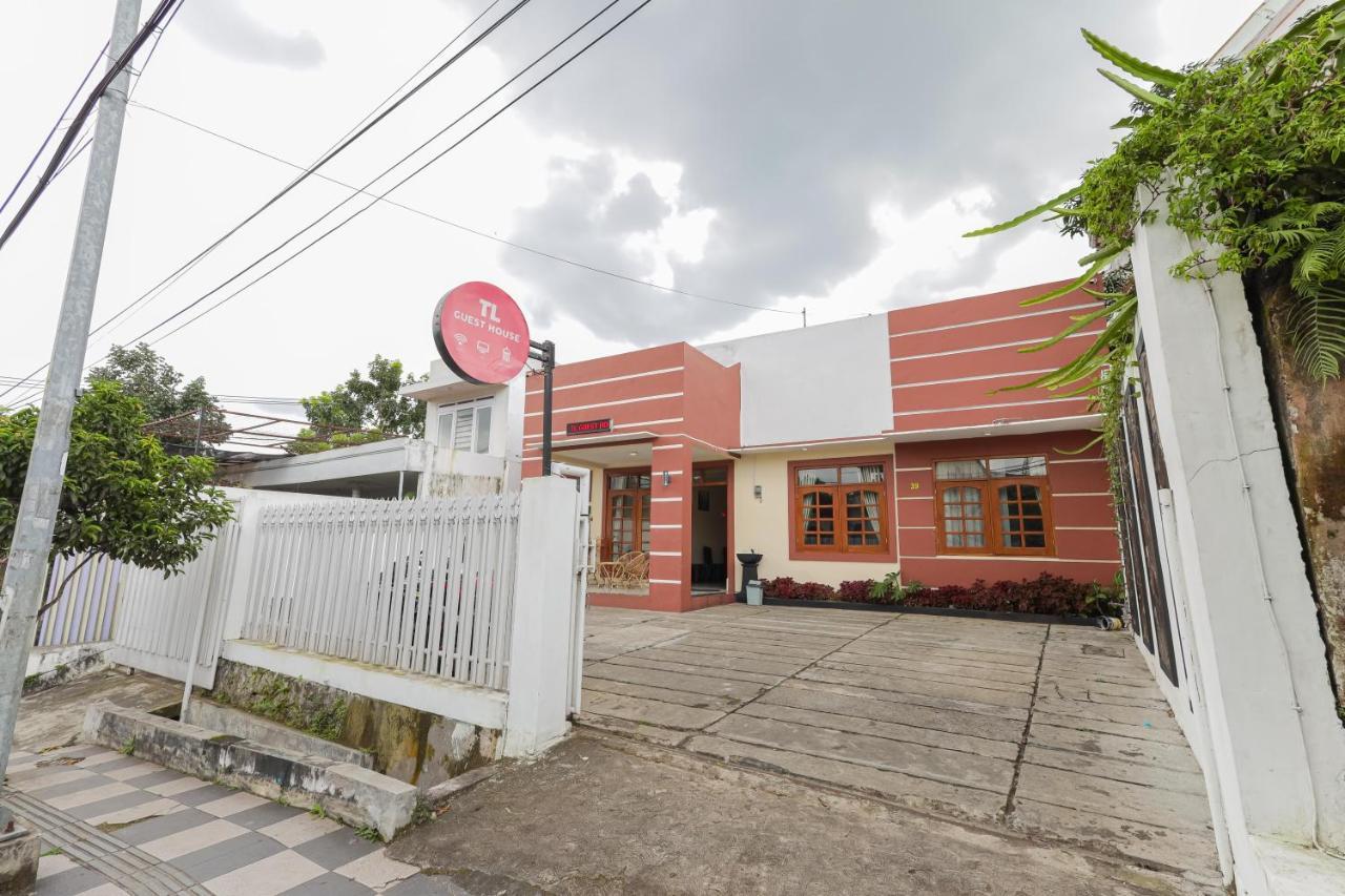 Hotel Reddoorz At Wr Supratman Batu Batu  Esterno foto