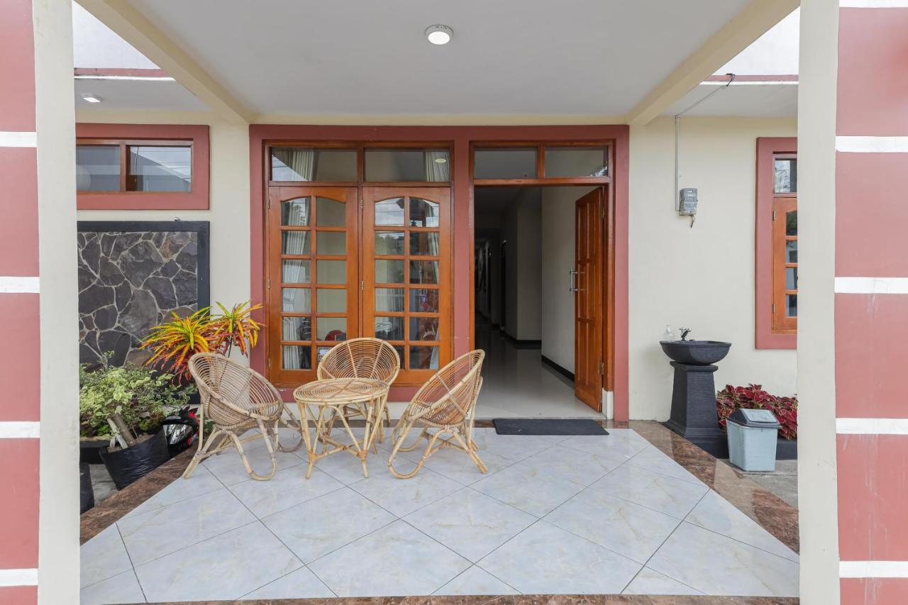 Hotel Reddoorz At Wr Supratman Batu Batu  Esterno foto