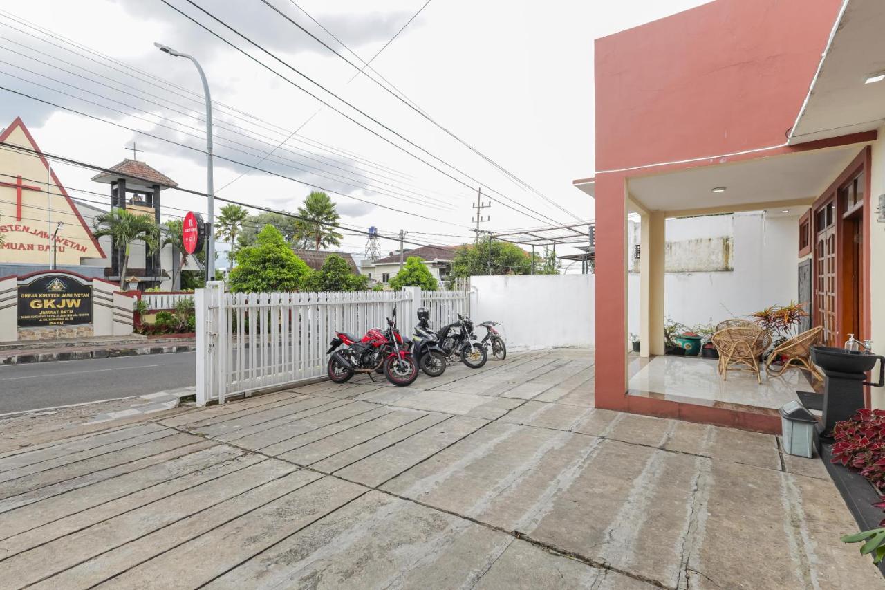 Hotel Reddoorz At Wr Supratman Batu Batu  Esterno foto