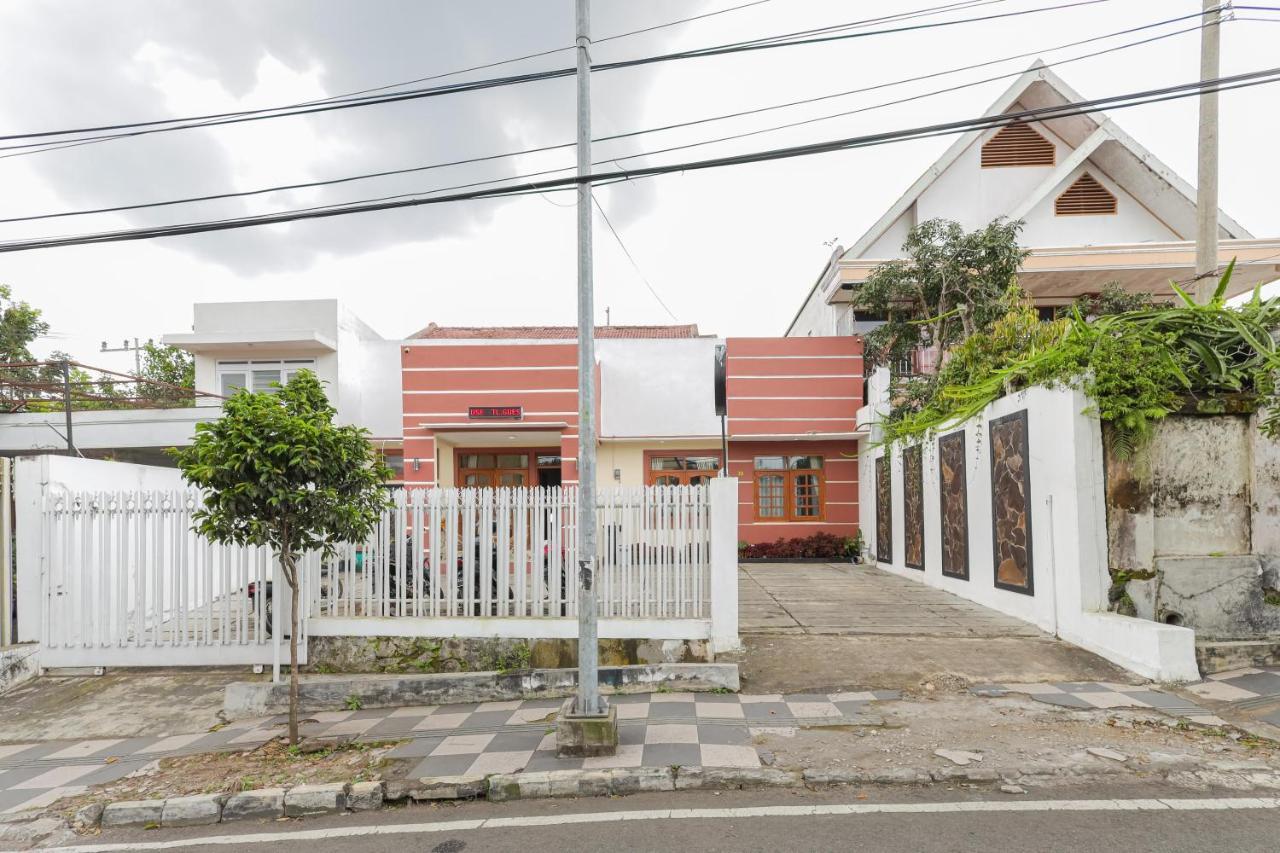 Hotel Reddoorz At Wr Supratman Batu Batu  Esterno foto