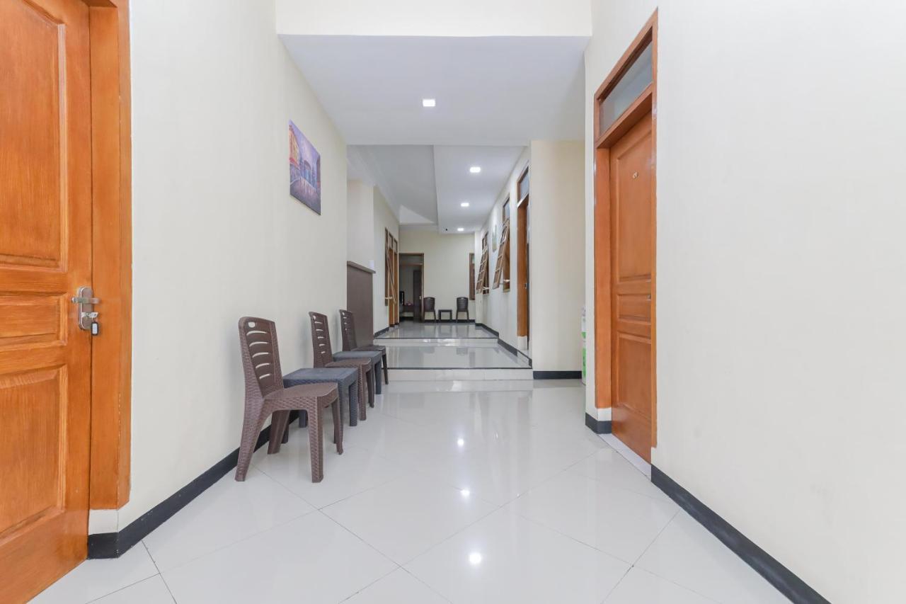 Hotel Reddoorz At Wr Supratman Batu Batu  Esterno foto