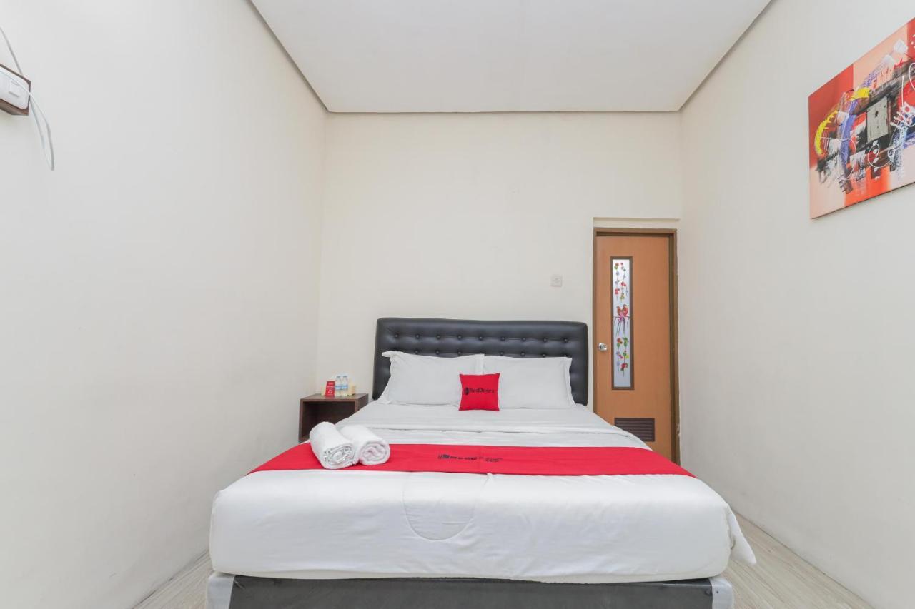 Hotel Reddoorz At Wr Supratman Batu Batu  Esterno foto