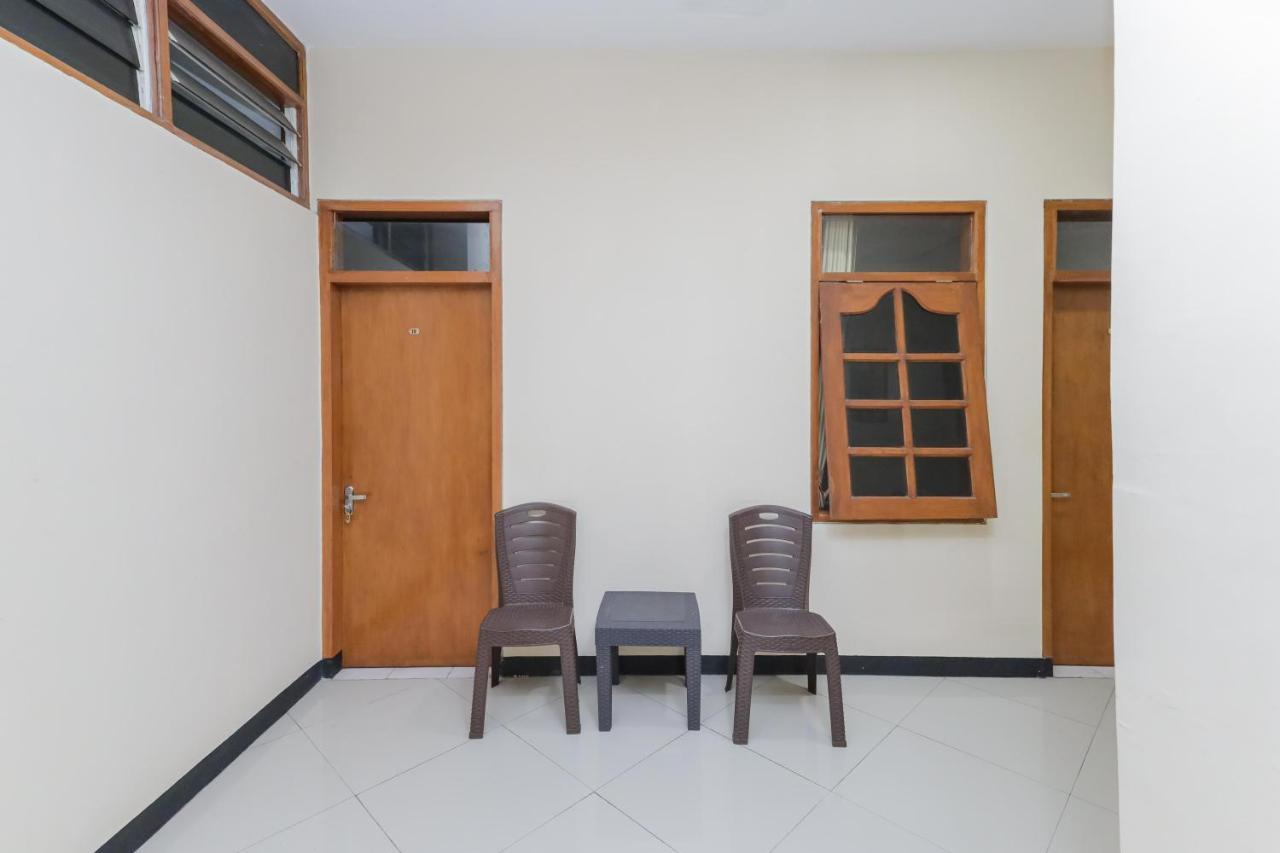 Hotel Reddoorz At Wr Supratman Batu Batu  Esterno foto