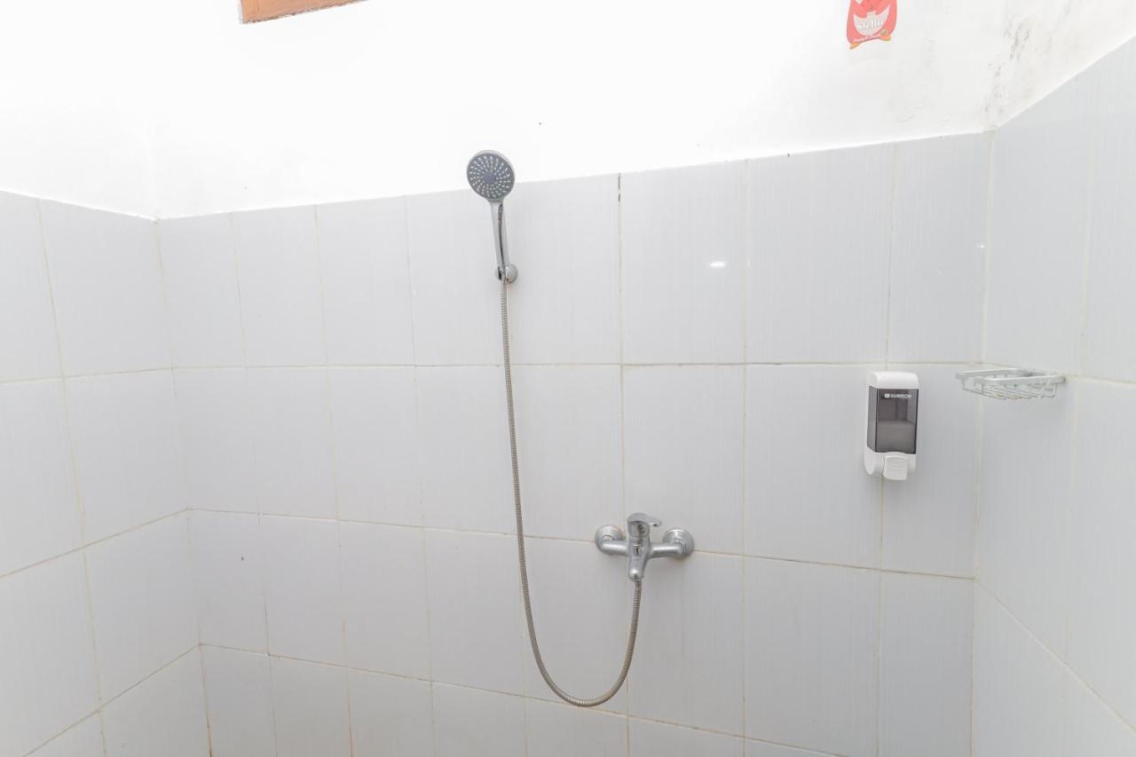 Hotel Reddoorz At Wr Supratman Batu Batu  Esterno foto