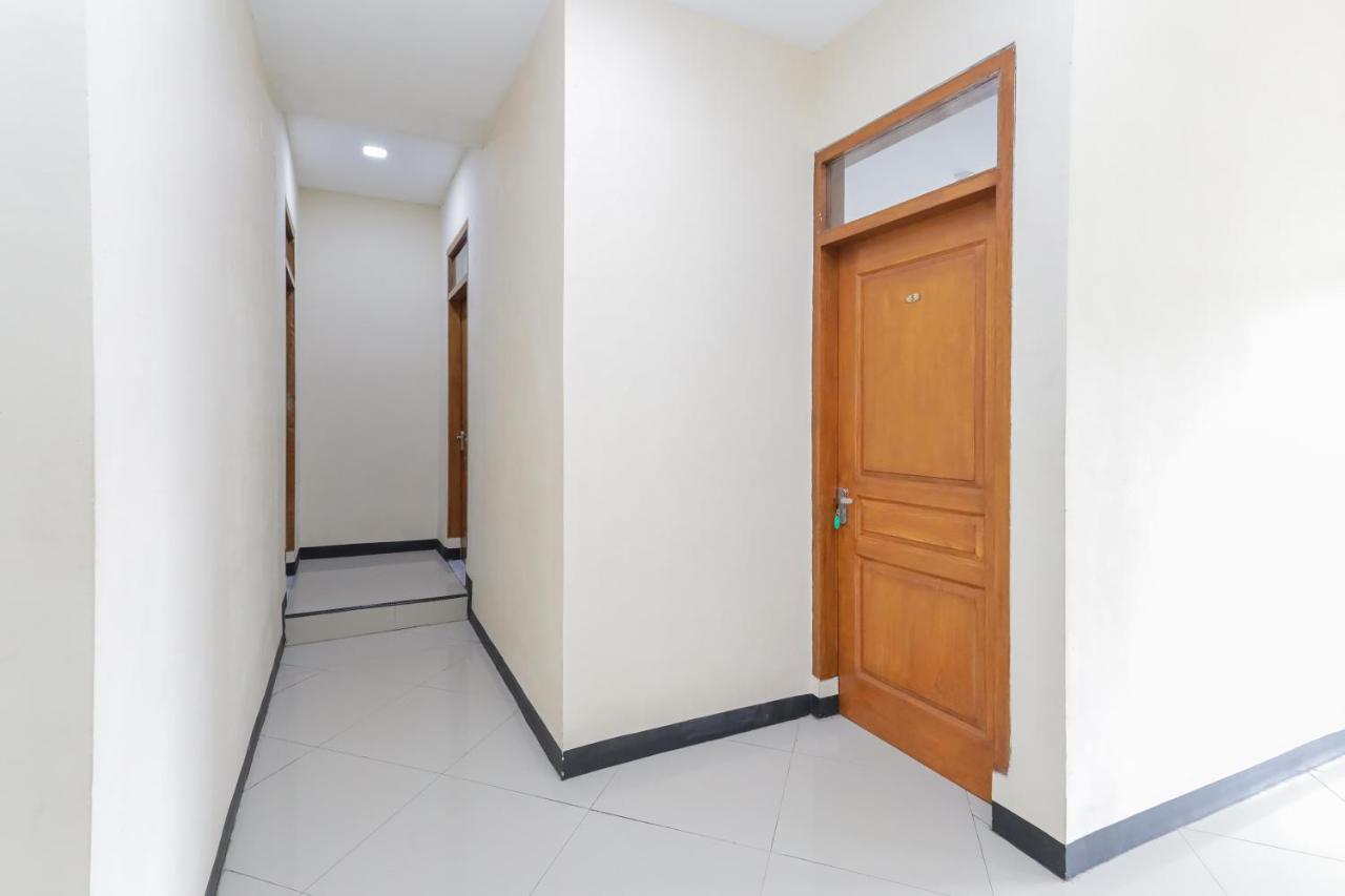 Hotel Reddoorz At Wr Supratman Batu Batu  Esterno foto