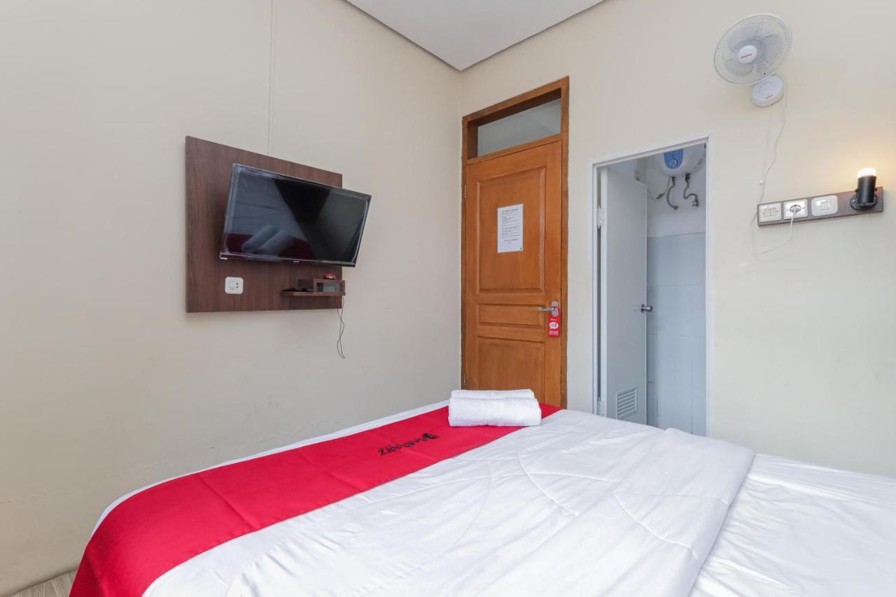 Hotel Reddoorz At Wr Supratman Batu Batu  Esterno foto