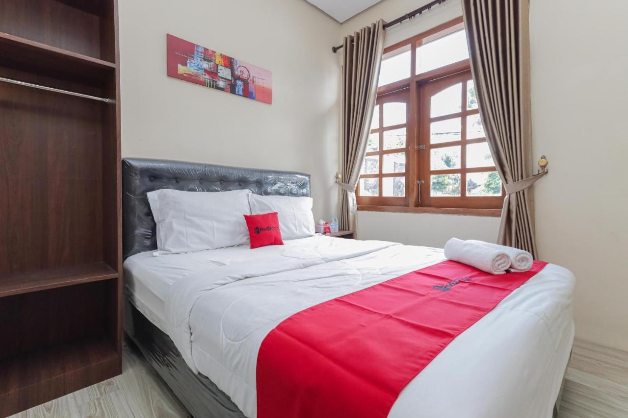 Hotel Reddoorz At Wr Supratman Batu Batu  Esterno foto