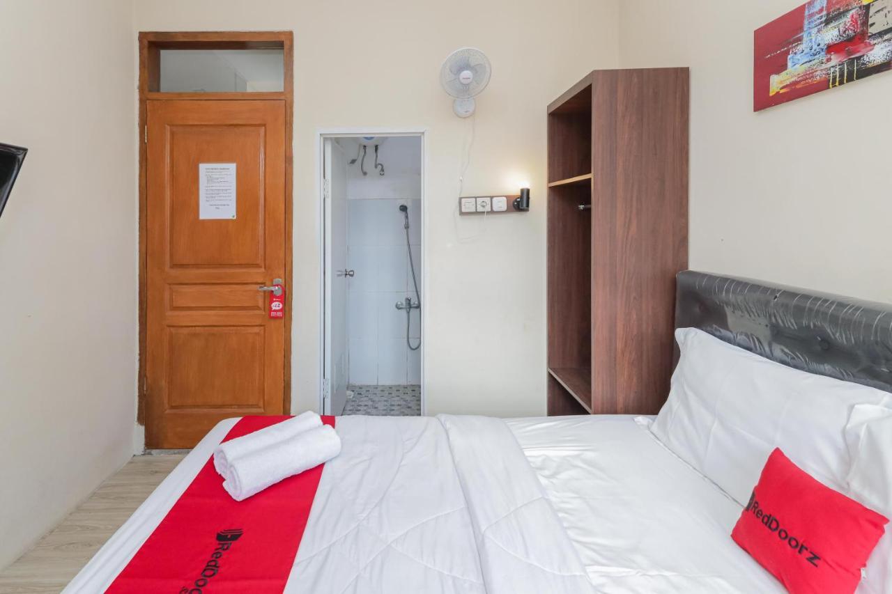 Hotel Reddoorz At Wr Supratman Batu Batu  Esterno foto