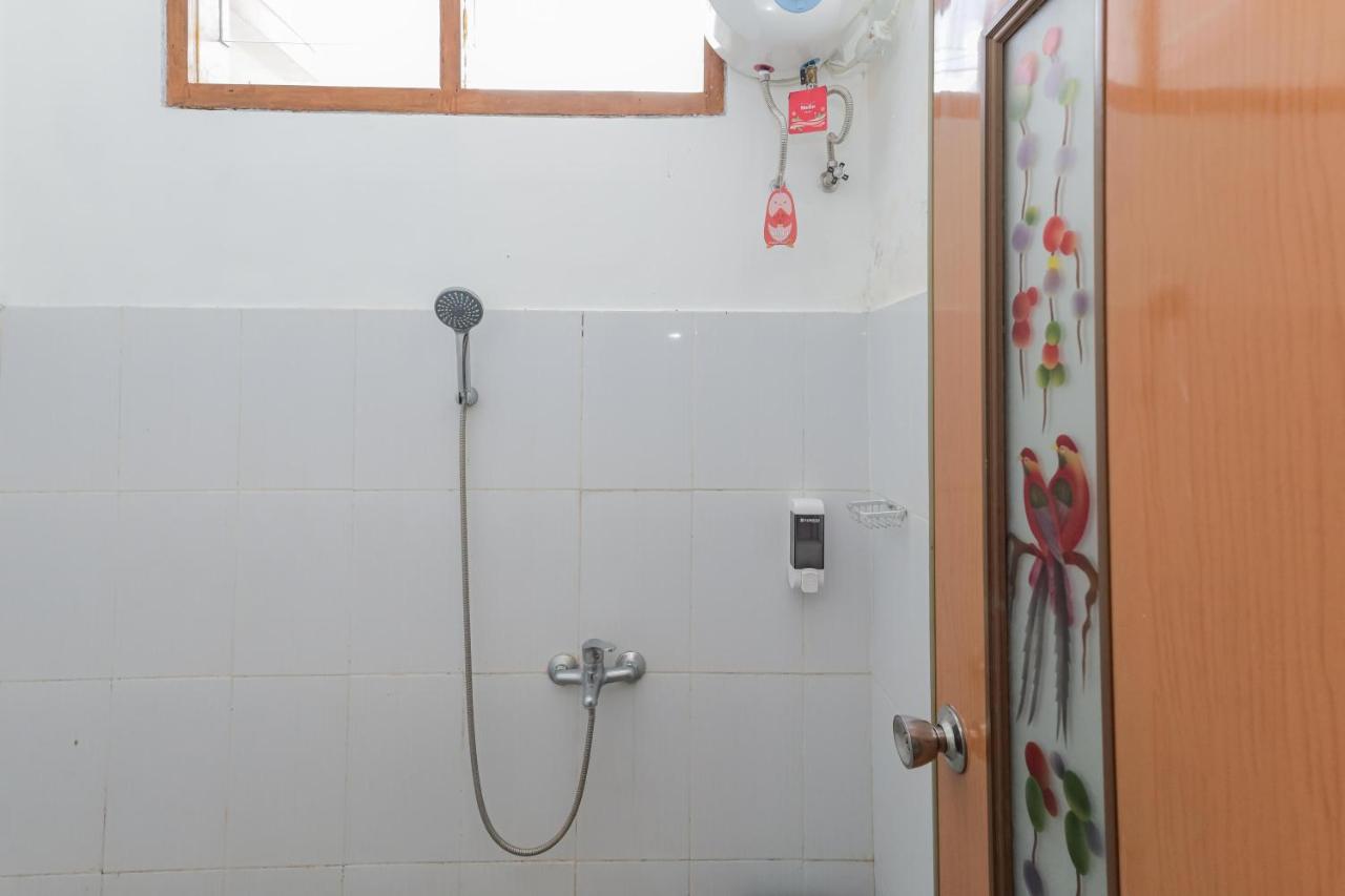 Hotel Reddoorz At Wr Supratman Batu Batu  Esterno foto