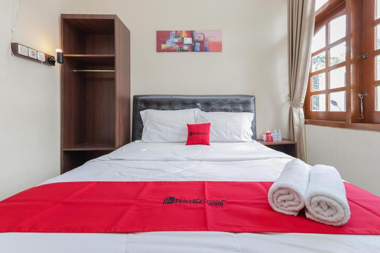 Hotel Reddoorz At Wr Supratman Batu Batu  Esterno foto