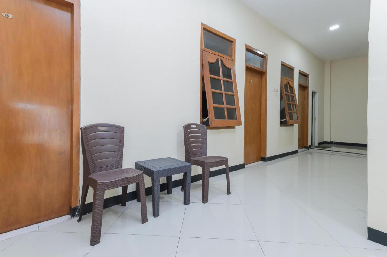Hotel Reddoorz At Wr Supratman Batu Batu  Esterno foto